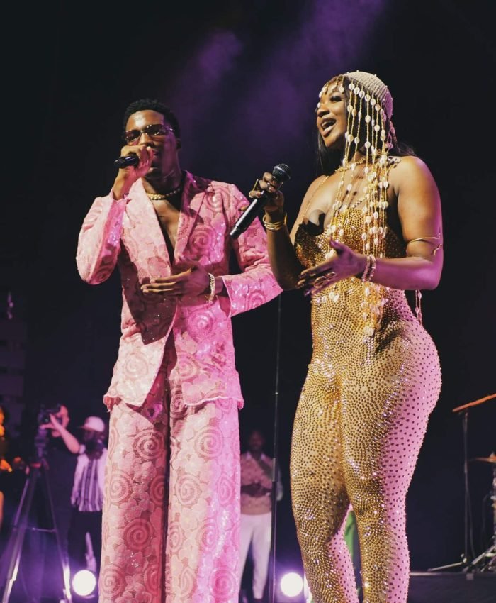 Axel Merryl en concert live sur la scène du Casino de Paris avec une invitée.