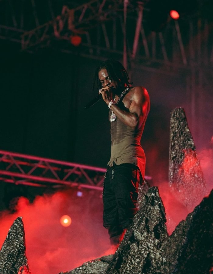 Rema en concert live sur la scène du festival We Love Eya 2024 à Cotonou, Bénin.