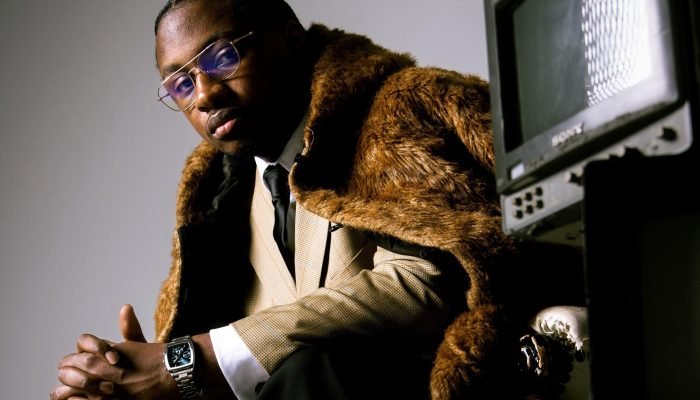 Le rappeur béninois Djo le Magicien en séance photo artistique pour la sortie de son nouveau projet.