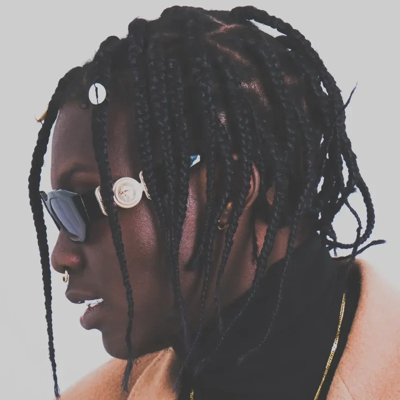 Photo de BXR avec des lunettes de soleil.